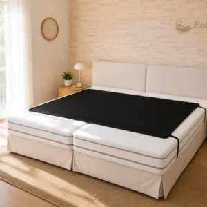 Flexible Erdungsmatratzenauflage mit zwei Befestigungsbändern auf einem Doppelbett
